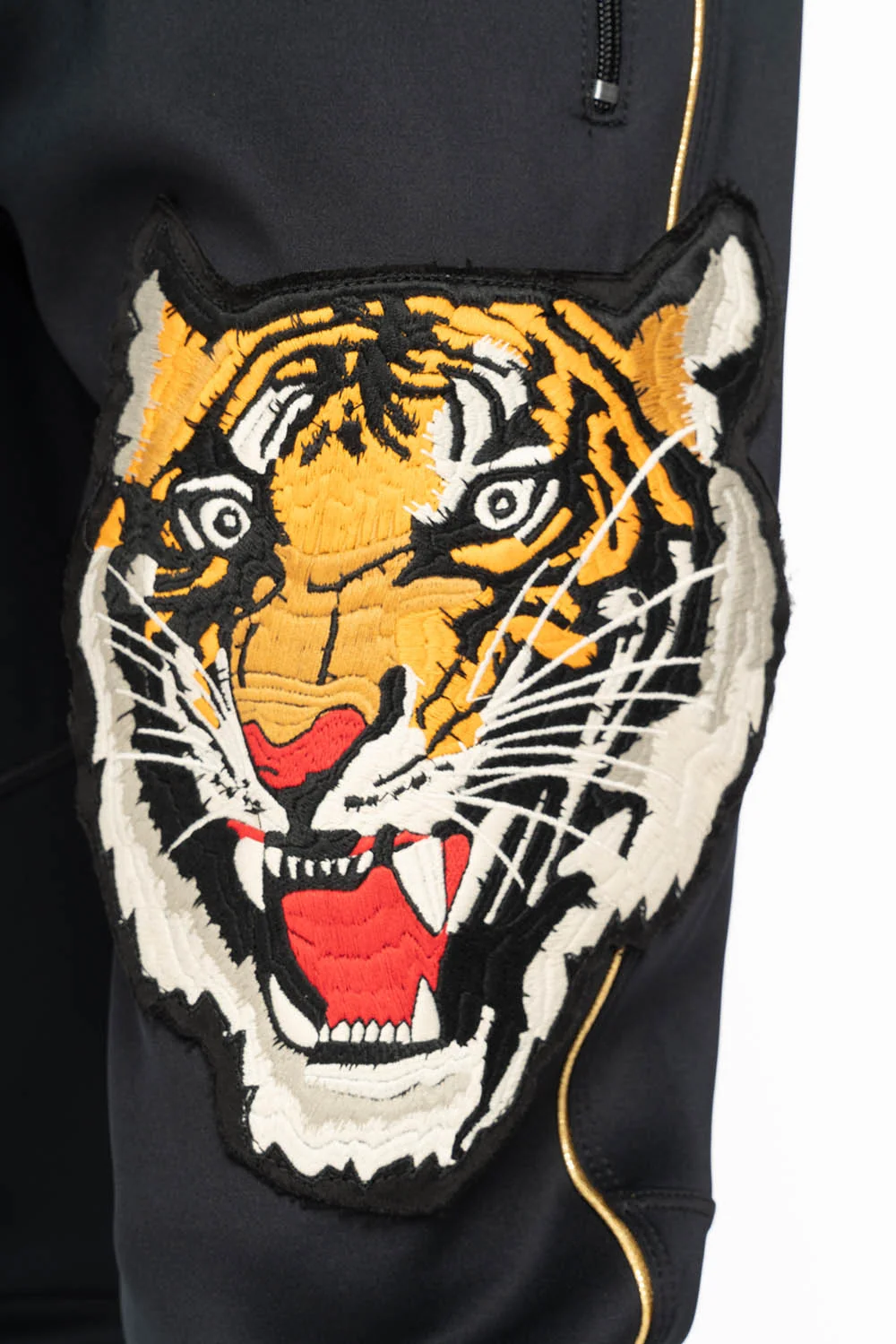 JOGGER IN BLACK WITH TIGER PATCH - Image 3