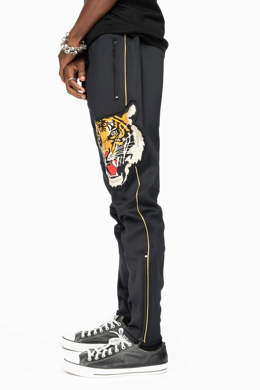 JOGGER IN BLACK WITH TIGER PATCH - Image 5