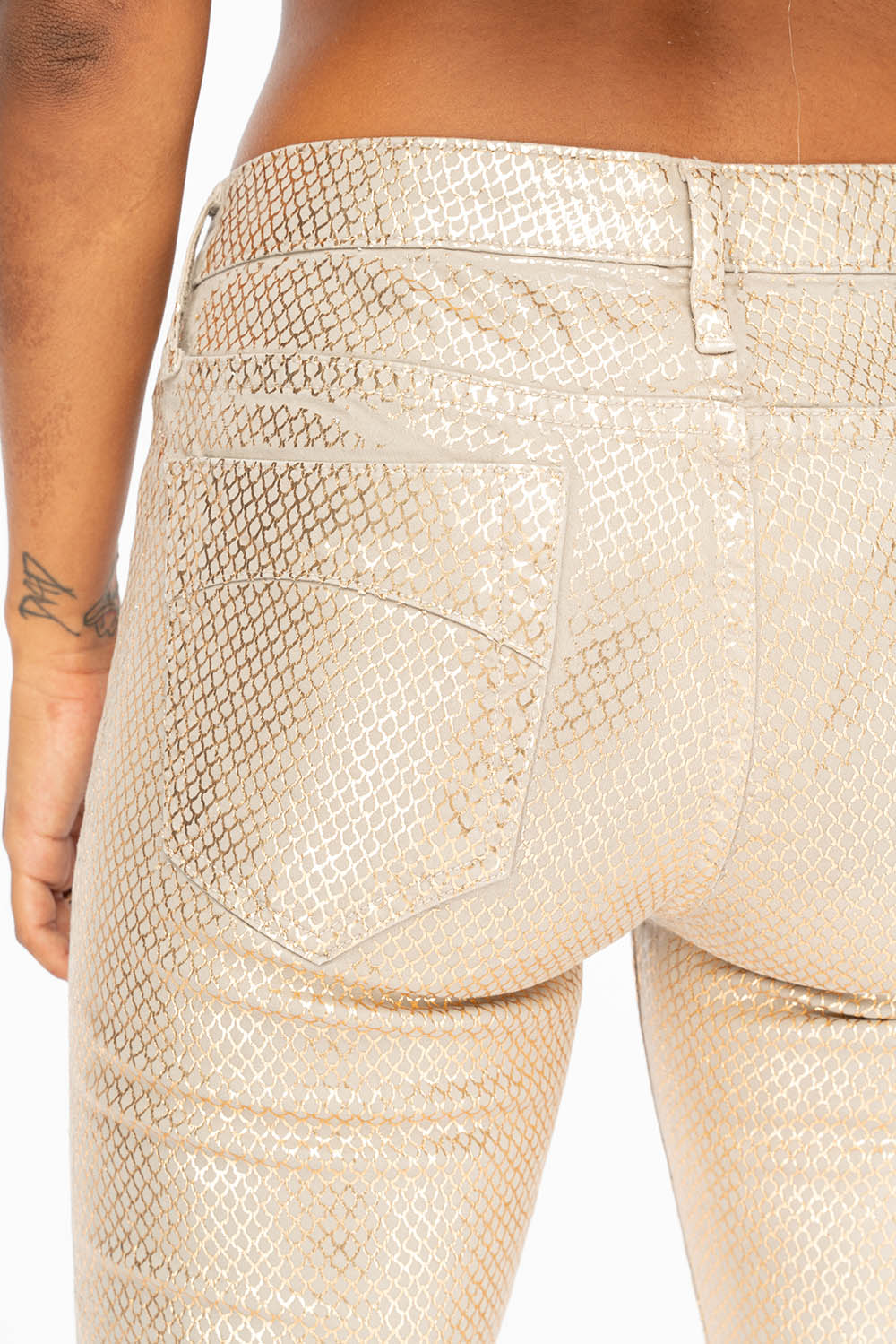 MID RISE WOMENS SKINNY JEANS IN LIGHT GREY HONEYCOMB TREATMENT - Image 5